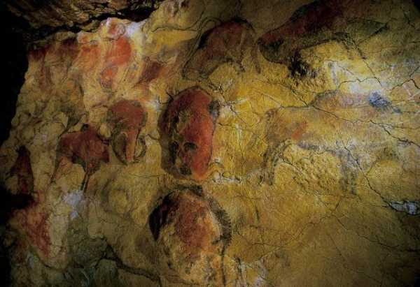 Древние надписи на стенах пещер