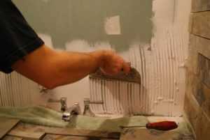 Можно ли выравнивать клеем для плитки стены