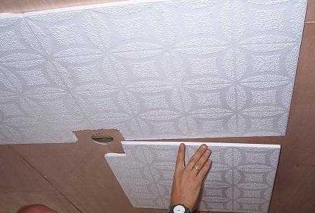 Обклеить стены в ванной потолочной плиткой