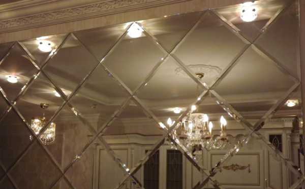 Укладка зеркальной плитки на стену